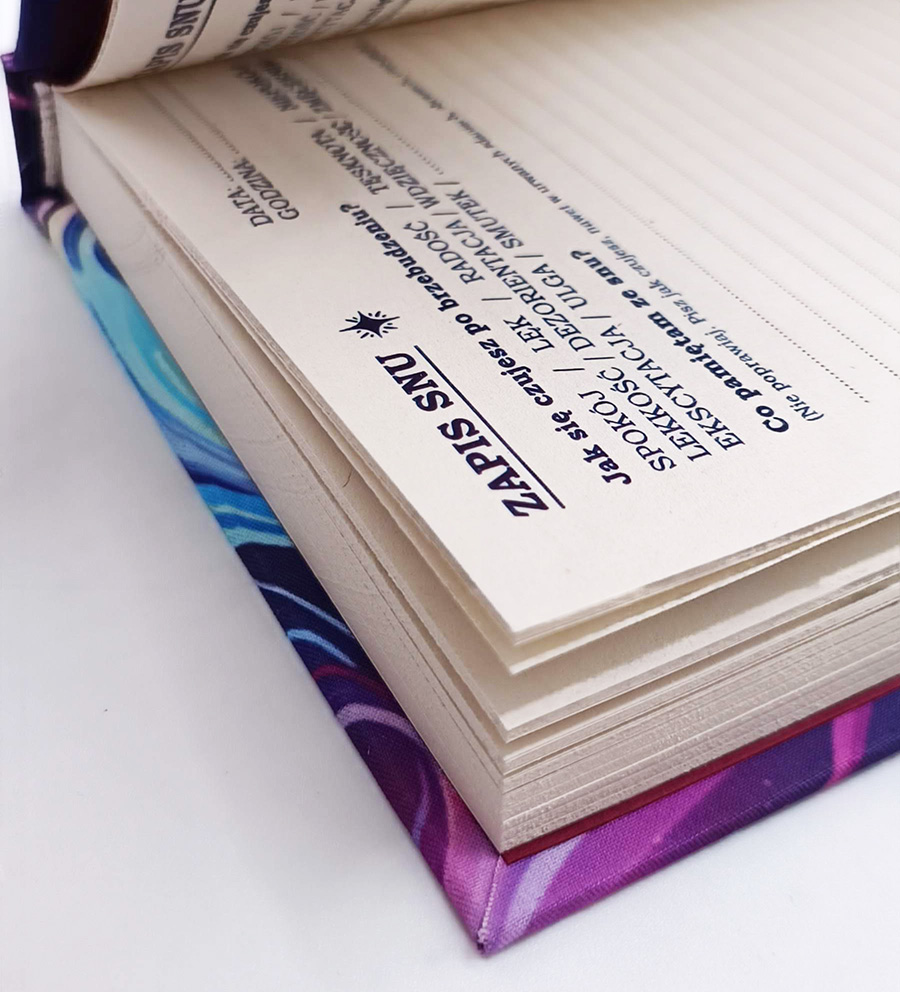 Dziennik snów otwarty na stronie z zapisanymi notatkami